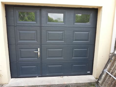 porte de garage sectionnelle avec hublot et portillon|Porte de garage sectionnelle sur mesure avec portillon .